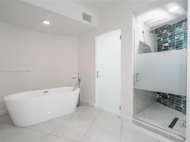 300 S Pointe Dr # 2606, Miami Beach FL 33139