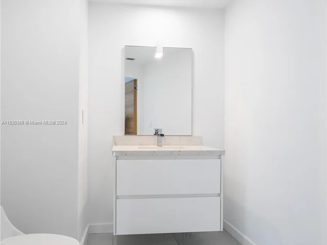 300 S Pointe Dr # 2606, Miami Beach FL 33139