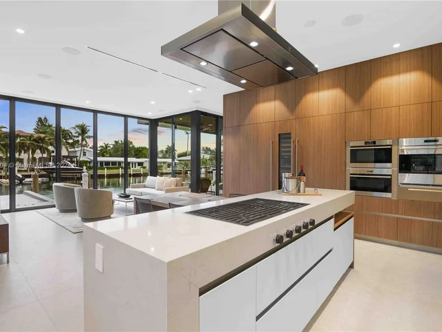 1537 SE 13th St, Fort Lauderdale FL 33316