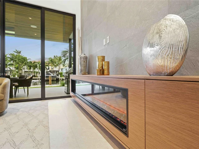 1537 SE 13th St, Fort Lauderdale FL 33316