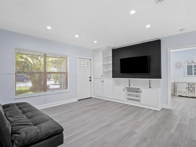 804 SE 6th Ct, Fort Lauderdale FL 33301