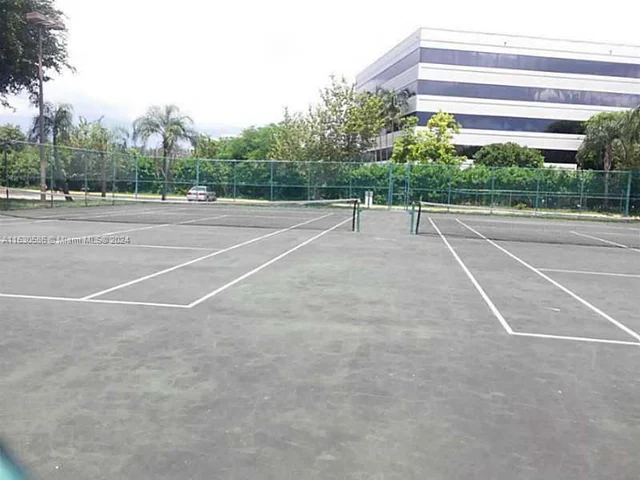 8290 Lake Dr # 302, Doral FL 33166