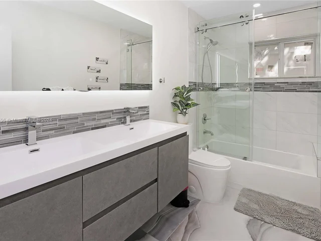 930 Jefferson St, Hollywood FL 33019