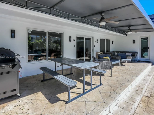 930 Jefferson St, Hollywood FL 33019