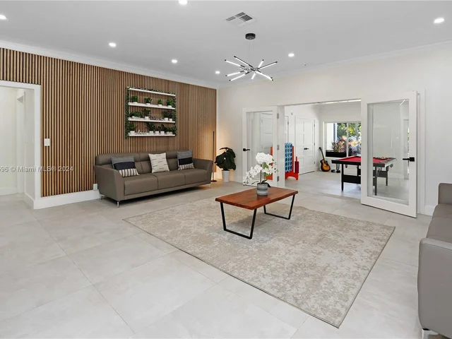 930 Jefferson St, Hollywood FL 33019