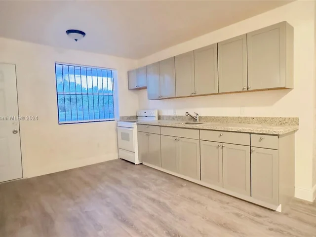 2395 NW 95th St, Miami FL 33147