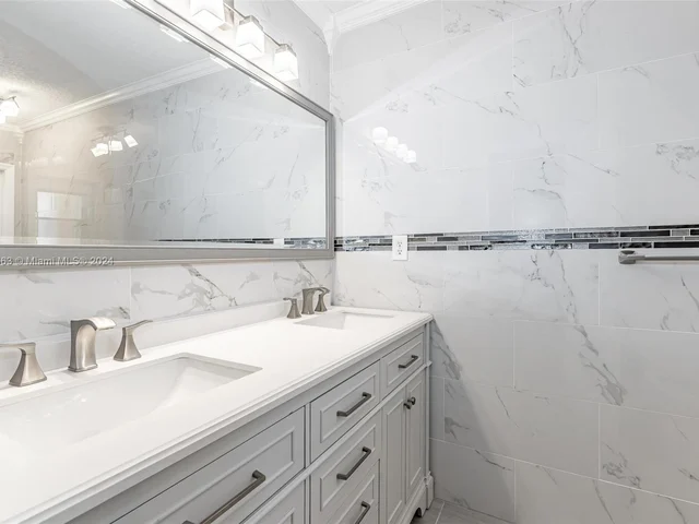 10100 Ramblewood Dr, Coral Springs FL 33071