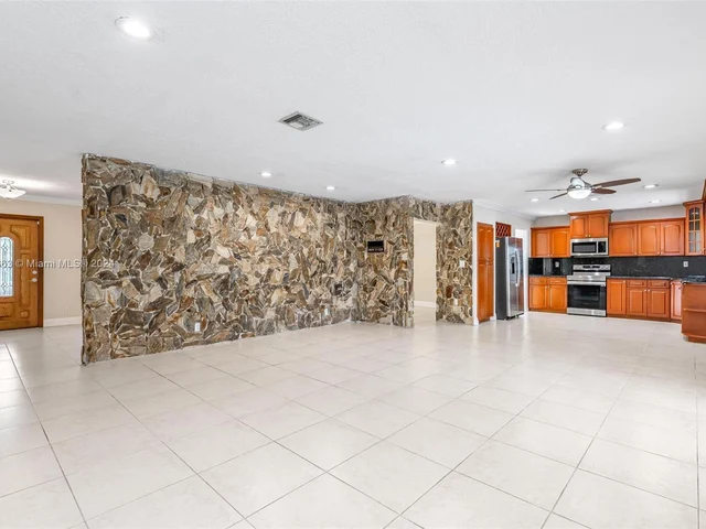 10100 Ramblewood Dr, Coral Springs FL 33071