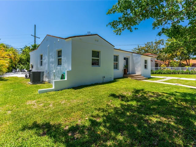 990 SW 11th St, Miami FL 33129