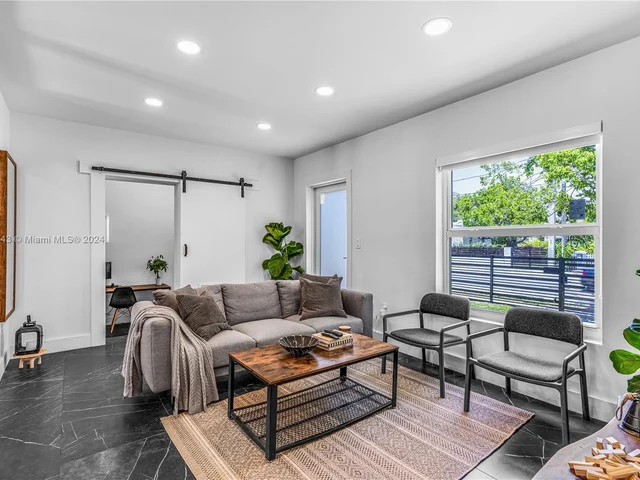 990 SW 11th St, Miami FL 33129