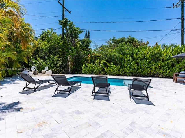 990 SW 11th St, Miami FL 33129