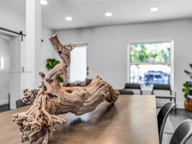 990 SW 11th St, Miami FL 33129