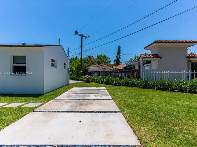 990 SW 11th St, Miami FL 33129