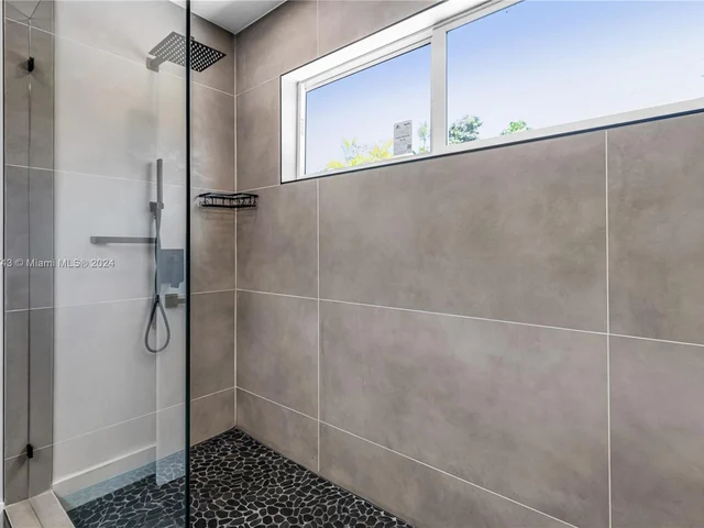 990 SW 11th St, Miami FL 33129