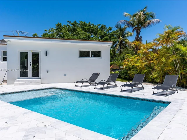 990 SW 11th St, Miami FL 33129