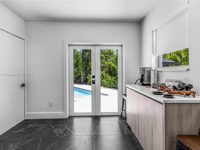 990 SW 11th St, Miami FL 33129