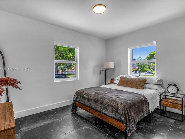 990 SW 11th St, Miami FL 33129