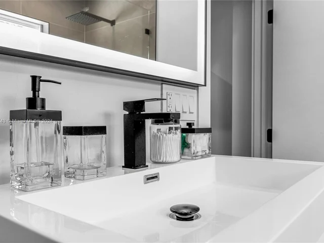 990 SW 11th St, Miami FL 33129