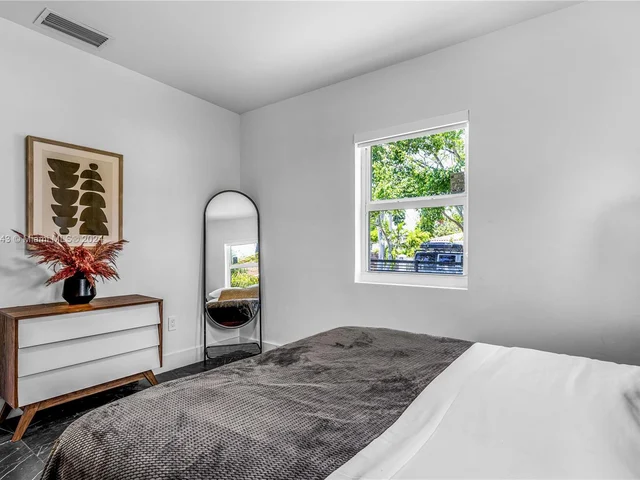 990 SW 11th St, Miami FL 33129