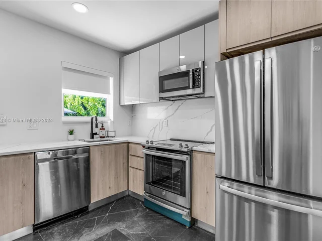 990 SW 11th St, Miami FL 33129