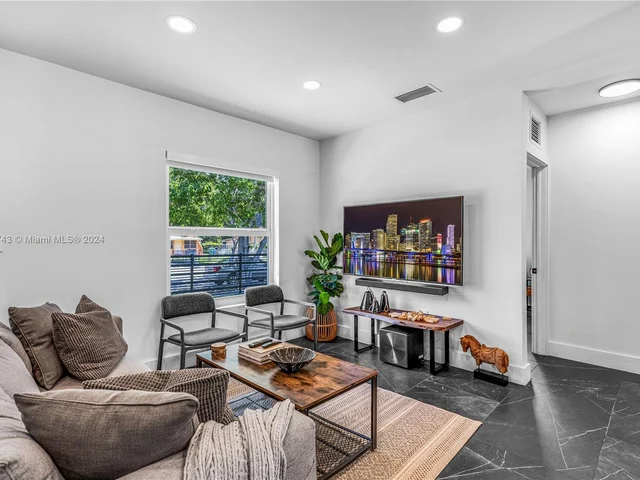 990 SW 11th St, Miami FL 33129