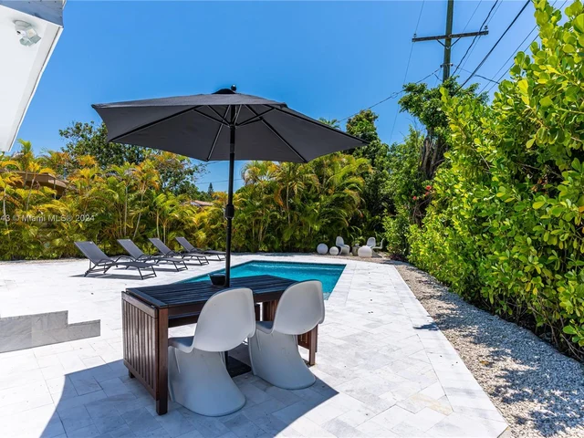 990 SW 11th St, Miami FL 33129