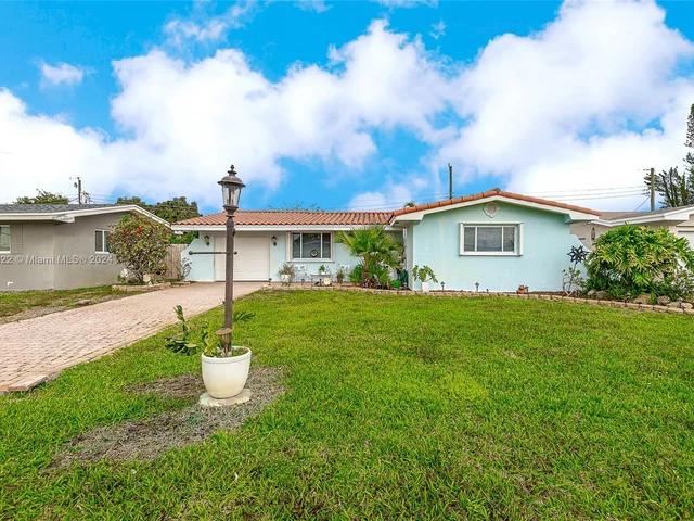 8451 NW 11th Ct, Pembroke Pines FL 33024