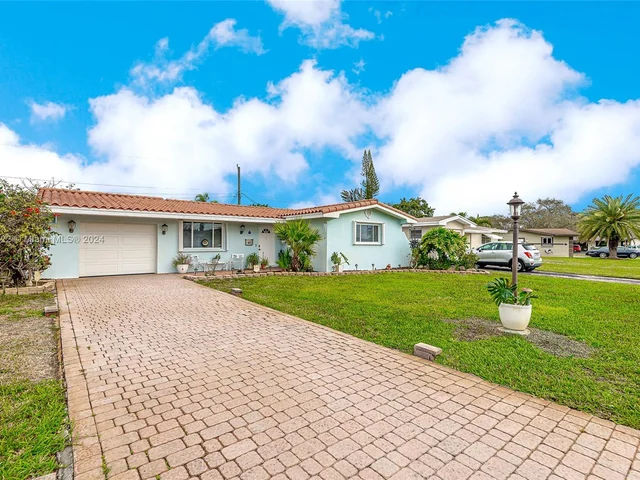 8451 NW 11th Ct, Pembroke Pines FL 33024