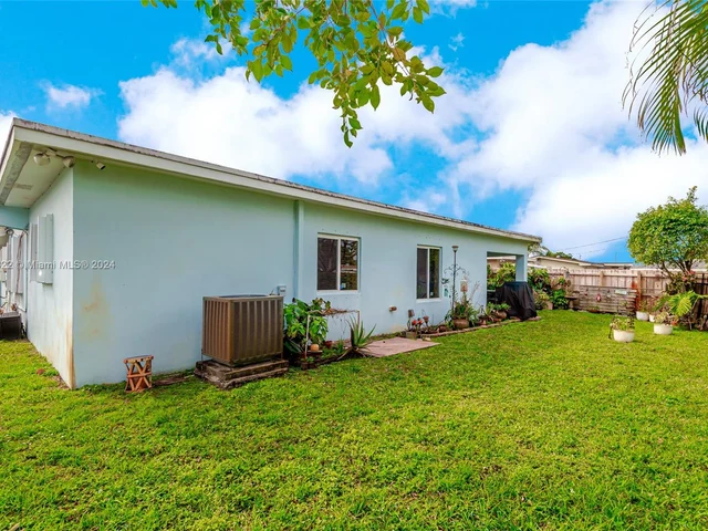 8451 NW 11th Ct, Pembroke Pines FL 33024