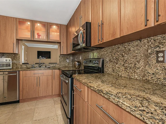 8451 NW 11th Ct, Pembroke Pines FL 33024