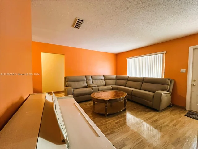 6955 NW 11th St, Margate FL 33063