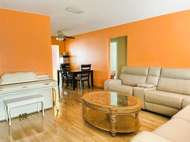 6955 NW 11th St, Margate FL 33063