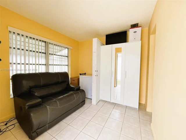 6955 NW 11th St, Margate FL 33063