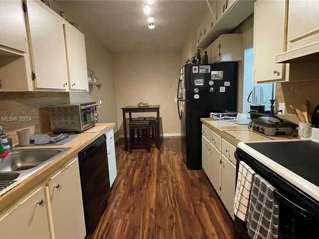 1301 NE 7th St # 112, Hallandale Beach FL 33009