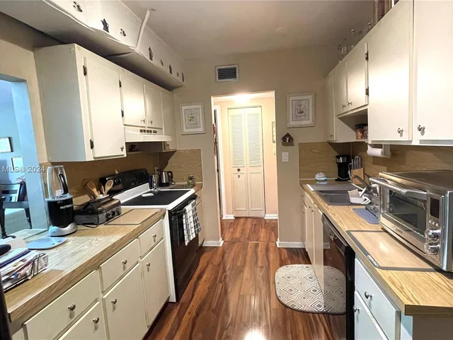 1301 NE 7th St # 112, Hallandale Beach FL 33009