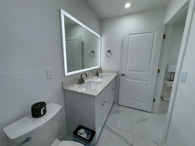 2490 NW 44th St # 2490, Miami FL 33142