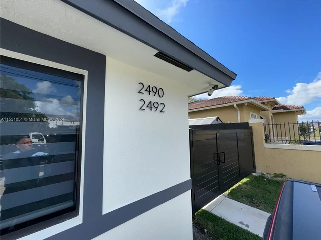 2490 NW 44th St # 2490, Miami FL 33142