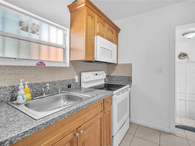 1621 NW 33rd St, Miami FL 33142