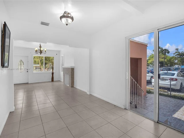 1621 NW 33rd St, Miami FL 33142