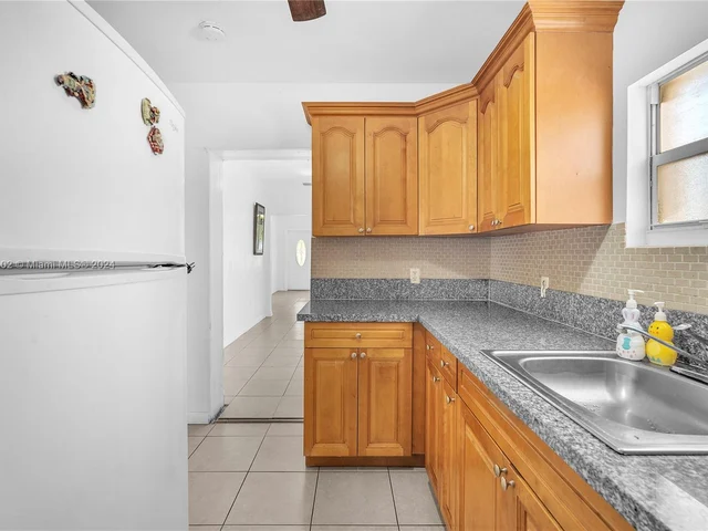 1621 NW 33rd St, Miami FL 33142