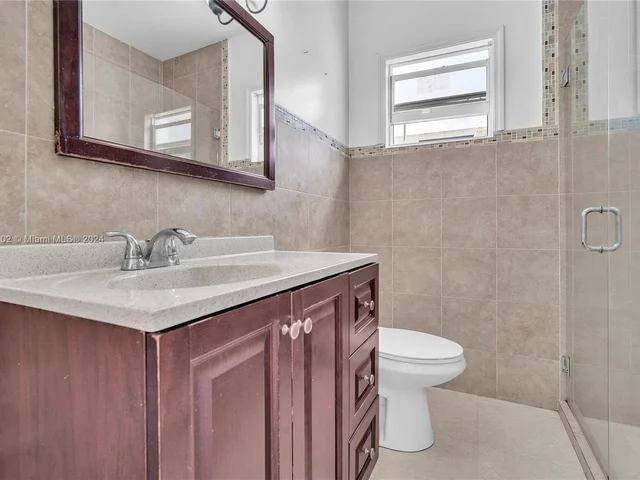 1621 NW 33rd St, Miami FL 33142