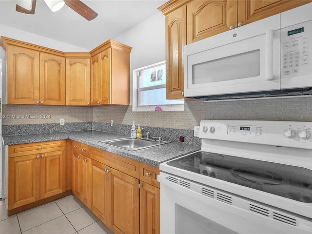 1621 NW 33rd St, Miami FL 33142