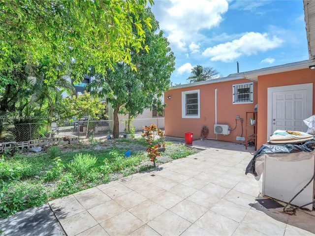 1621 NW 33rd St, Miami FL 33142