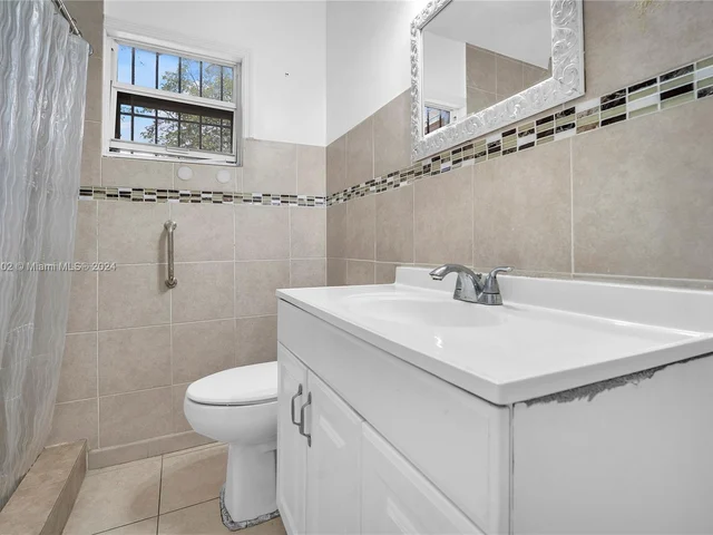 1621 NW 33rd St, Miami FL 33142