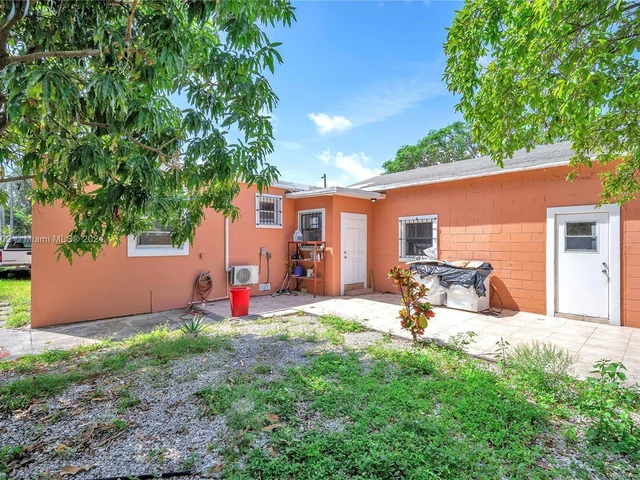 1621 NW 33rd St, Miami FL 33142