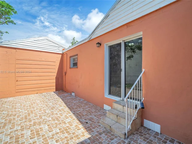 1621 NW 33rd St, Miami FL 33142