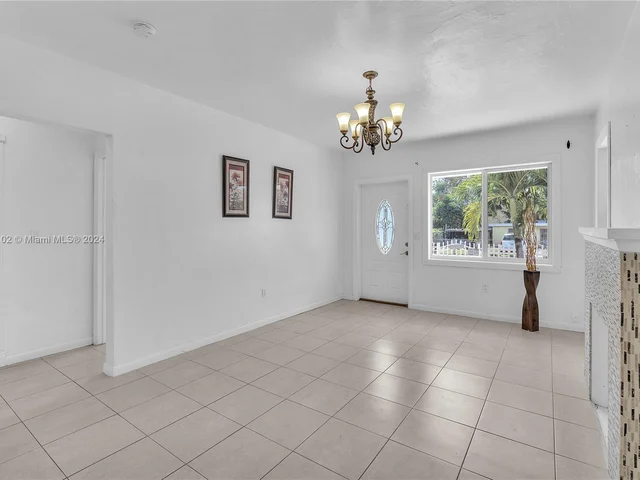 1621 NW 33rd St, Miami FL 33142