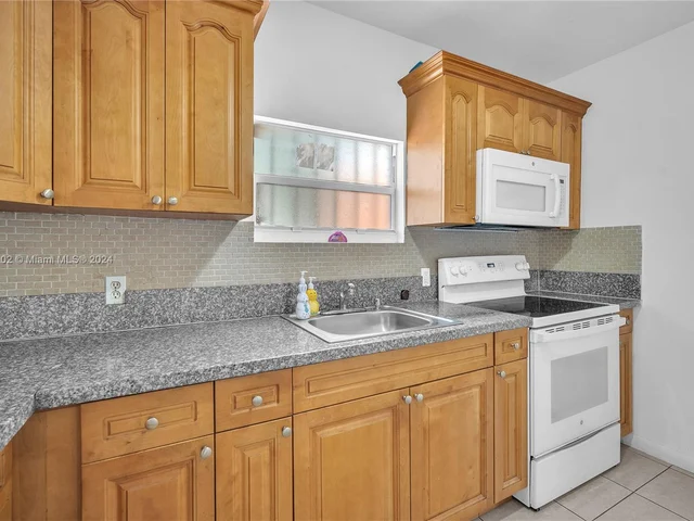 1621 NW 33rd St, Miami FL 33142