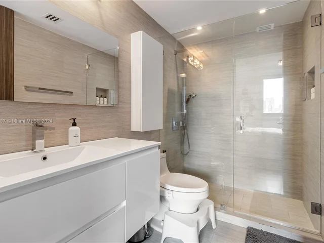 275 NE 18th St # 707, Miami FL 33132