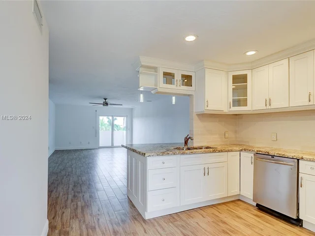 6815 Edgewater Dr # 305, Coral Gables FL 33133